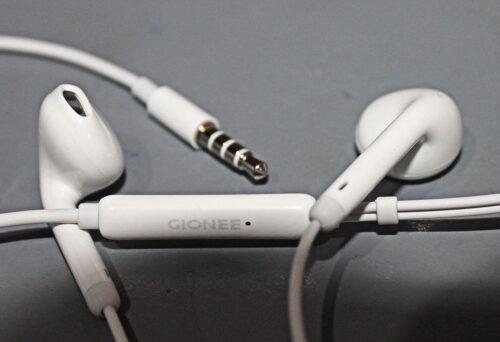 "Gionee Handsfree 100% original earbuds with cable, black"